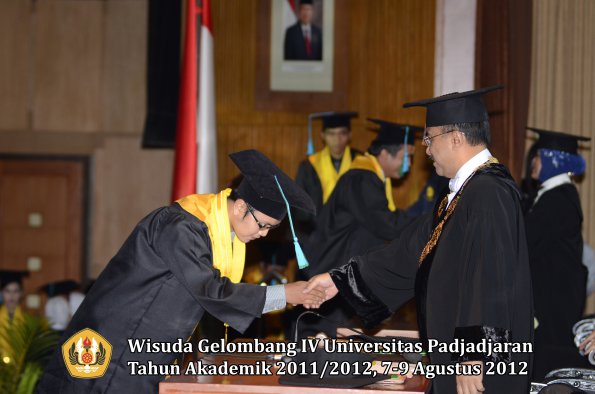 wisuda-unpad-gel-iv-2011_2012-fakultas-pikoleh-rektor-001