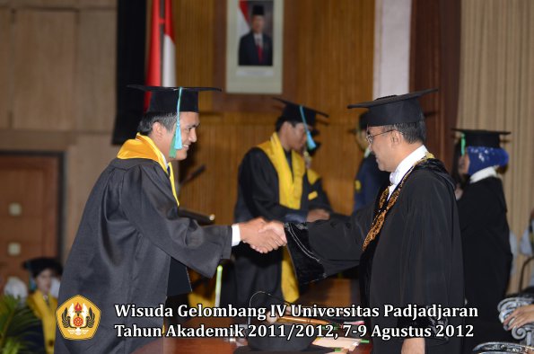 wisuda-unpad-gel-iv-2011_2012-fakultas-pikoleh-rektor-002