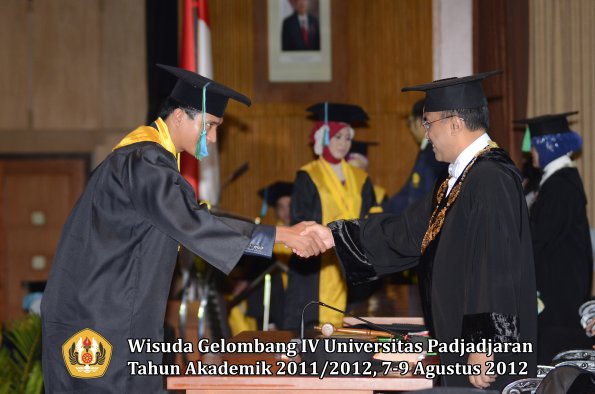 wisuda-unpad-gel-iv-2011_2012-fakultas-pikoleh-rektor-003