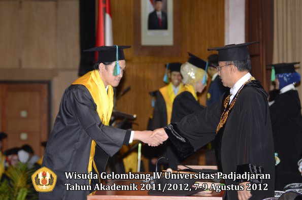 wisuda-unpad-gel-iv-2011_2012-fakultas-pikoleh-rektor-007