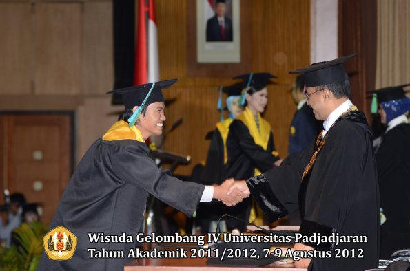 wisuda-unpad-gel-iv-2011_2012-fakultas-pikoleh-rektor-009