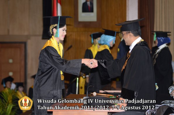 wisuda-unpad-gel-iv-2011_2012-fakultas-pikoleh-rektor-010