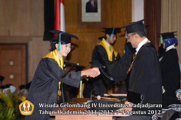 wisuda-unpad-gel-iv-2011_2012-fakultas-pikoleh-rektor-012