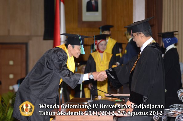 wisuda-unpad-gel-iv-2011_2012-fakultas-pikoleh-rektor-015