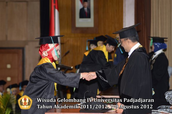 wisuda-unpad-gel-iv-2011_2012-fakultas-pikoleh-rektor-016