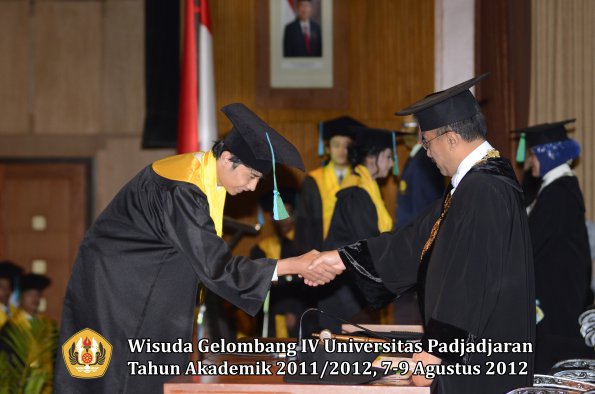 wisuda-unpad-gel-iv-2011_2012-fakultas-pikoleh-rektor-017