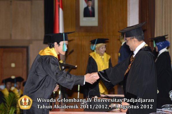 wisuda-unpad-gel-iv-2011_2012-fakultas-pikoleh-rektor-019