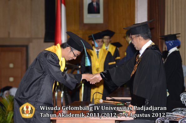 wisuda-unpad-gel-iv-2011_2012-fakultas-pikoleh-rektor-022