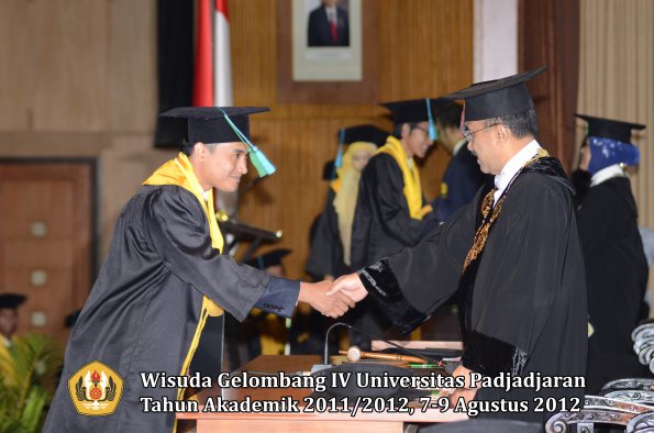 wisuda-unpad-gel-iv-2011_2012-fakultas-pikoleh-rektor-023