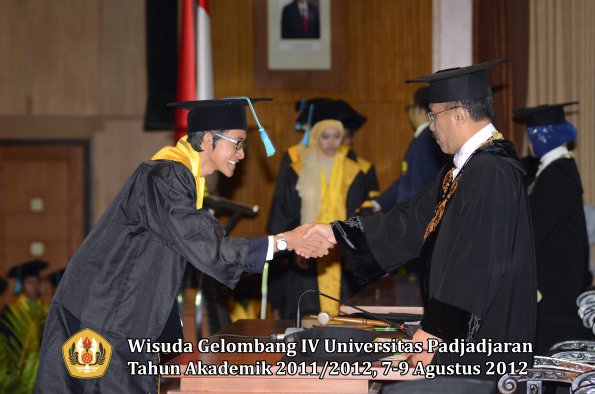 wisuda-unpad-gel-iv-2011_2012-fakultas-pikoleh-rektor-024