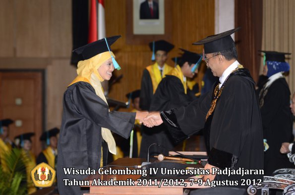 wisuda-unpad-gel-iv-2011_2012-fakultas-pikoleh-rektor-025