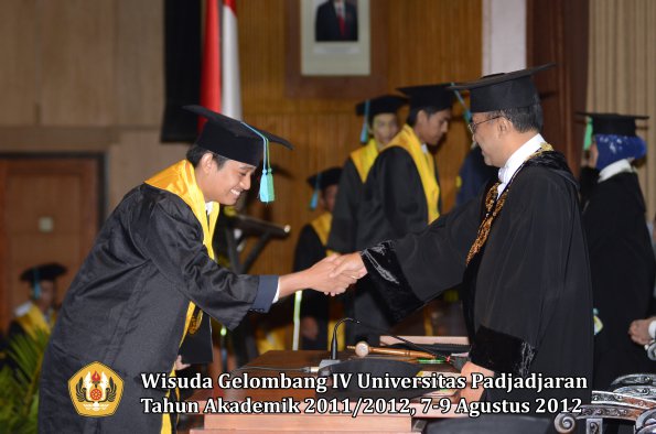 wisuda-unpad-gel-iv-2011_2012-fakultas-pikoleh-rektor-026