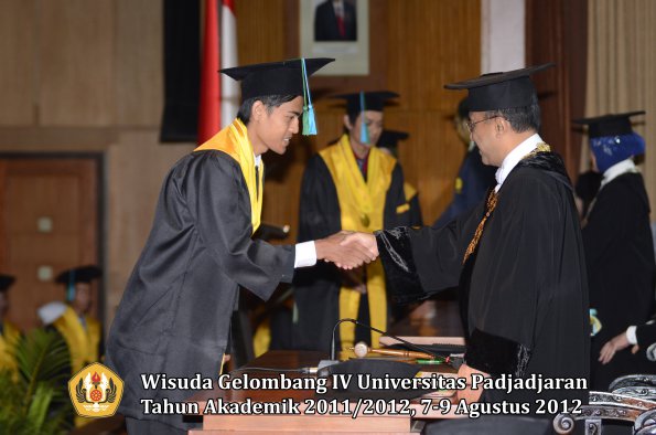 wisuda-unpad-gel-iv-2011_2012-fakultas-pikoleh-rektor-027