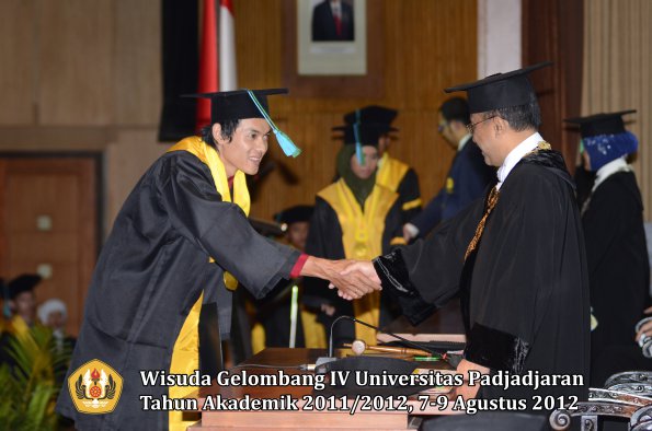 wisuda-unpad-gel-iv-2011_2012-fakultas-pikoleh-rektor-028