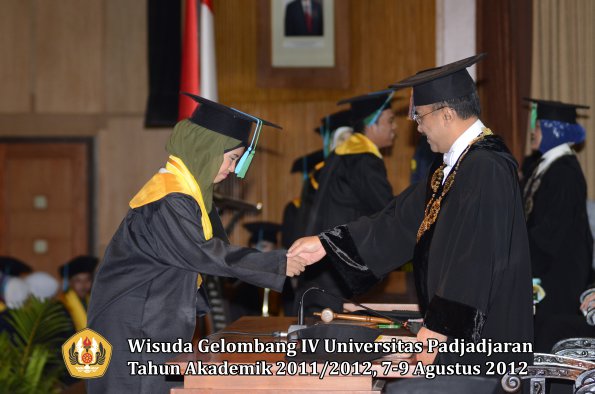 wisuda-unpad-gel-iv-2011_2012-fakultas-pikoleh-rektor-029