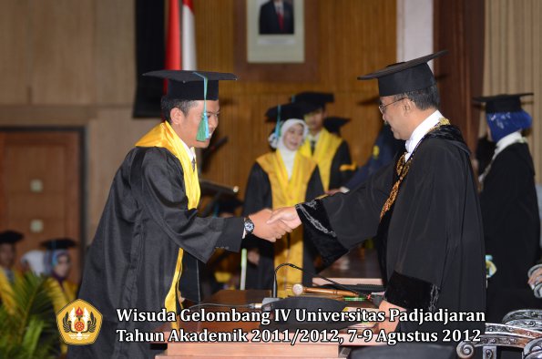 wisuda-unpad-gel-iv-2011_2012-fakultas-pikoleh-rektor-030