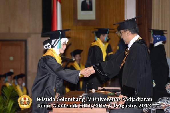 wisuda-unpad-gel-iv-2011_2012-fakultas-pikoleh-rektor-031