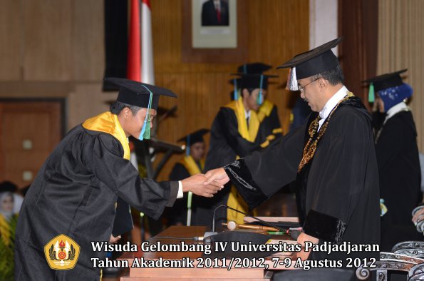 wisuda-unpad-gel-iv-2011_2012-fakultas-pikoleh-rektor-032