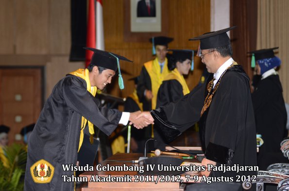 wisuda-unpad-gel-iv-2011_2012-fakultas-pikoleh-rektor-033