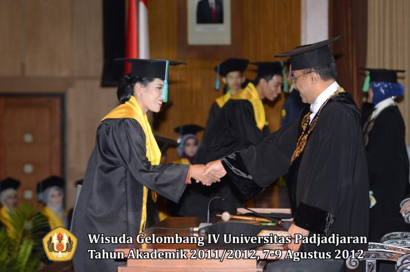 wisuda-unpad-gel-iv-2011_2012-fakultas-pikoleh-rektor-034