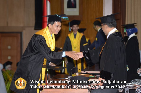 wisuda-unpad-gel-iv-2011_2012-fakultas-pikoleh-rektor-035