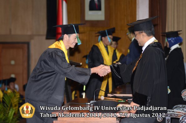 wisuda-unpad-gel-iv-2011_2012-fakultas-pikoleh-rektor-036