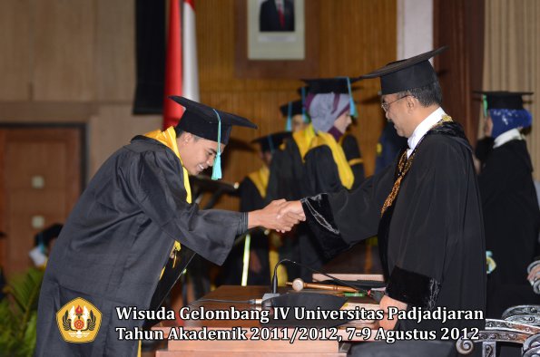 wisuda-unpad-gel-iv-2011_2012-fakultas-pikoleh-rektor-037