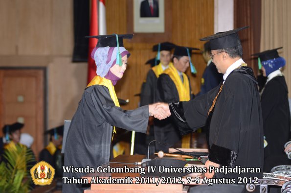 wisuda-unpad-gel-iv-2011_2012-fakultas-pikoleh-rektor-038