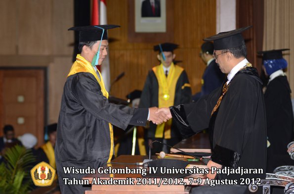 wisuda-unpad-gel-iv-2011_2012-fakultas-pikoleh-rektor-039