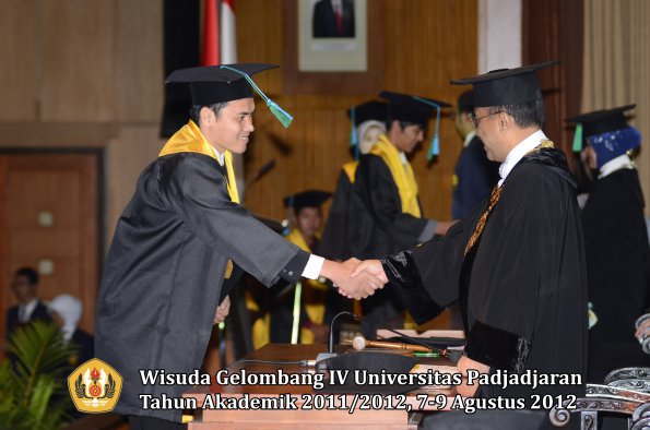 wisuda-unpad-gel-iv-2011_2012-fakultas-pikoleh-rektor-040