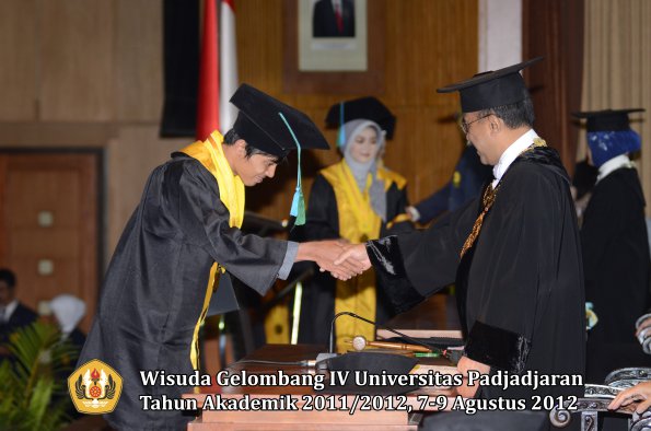 wisuda-unpad-gel-iv-2011_2012-fakultas-pikoleh-rektor-041