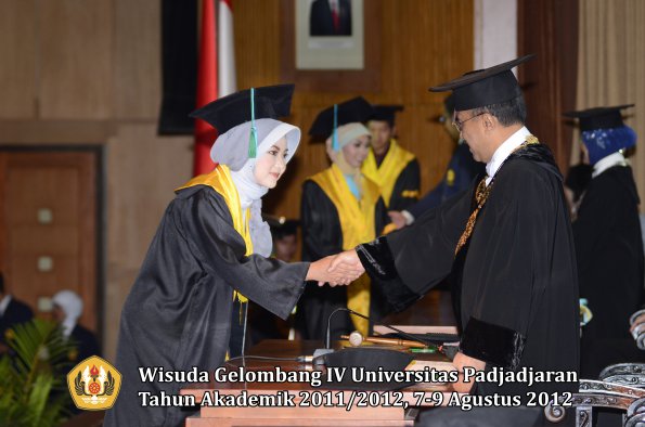 wisuda-unpad-gel-iv-2011_2012-fakultas-pikoleh-rektor-042