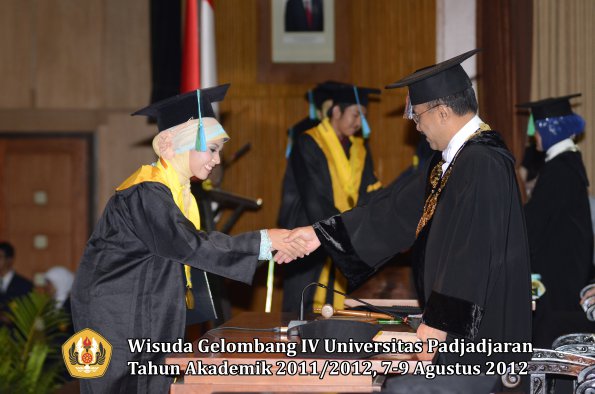 wisuda-unpad-gel-iv-2011_2012-fakultas-pikoleh-rektor-043