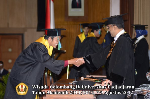 wisuda-unpad-gel-iv-2011_2012-fakultas-pikoleh-rektor-044