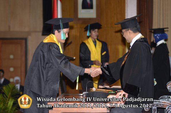 wisuda-unpad-gel-iv-2011_2012-fakultas-pikoleh-rektor-045