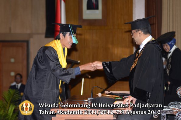 wisuda-unpad-gel-iv-2011_2012-fakultas-pikoleh-rektor-046