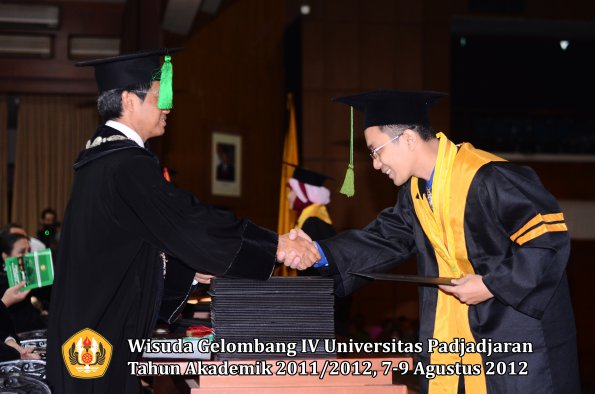 wisuda-unpad-gel-iv-2011_2012-fakultas-kedokteran-oleh-dekan-003