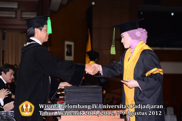 wisuda-unpad-gel-iv-2011_2012-fakultas-kedokteran-oleh-dekan-004