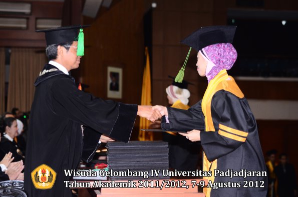 wisuda-unpad-gel-iv-2011_2012-fakultas-kedokteran-oleh-dekan-006