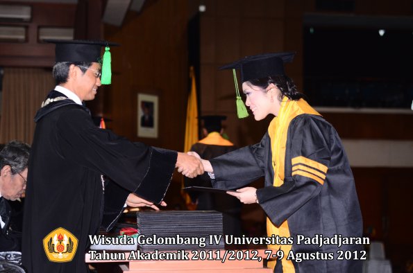 wisuda-unpad-gel-iv-2011_2012-fakultas-kedokteran-oleh-dekan-019