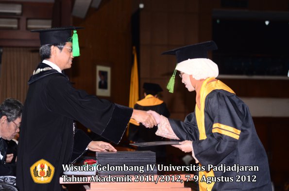 wisuda-unpad-gel-iv-2011_2012-fakultas-kedokteran-oleh-dekan-024