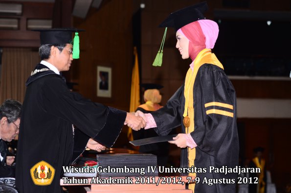 wisuda-unpad-gel-iv-2011_2012-fakultas-kedokteran-oleh-dekan-026