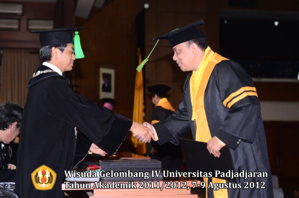 wisuda-unpad-gel-iv-2011_2012-fakultas-kedokteran-oleh-dekan-028