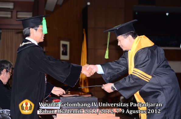 wisuda-unpad-gel-iv-2011_2012-fakultas-kedokteran-oleh-dekan-030