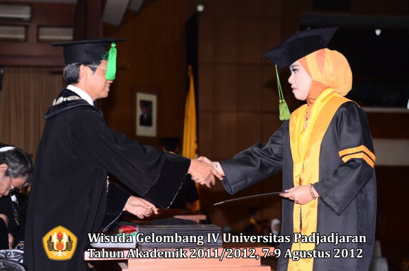 wisuda-unpad-gel-iv-2011_2012-fakultas-kedokteran-oleh-dekan-034