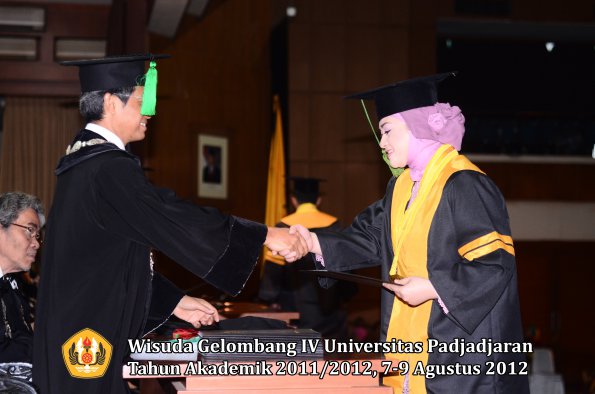 wisuda-unpad-gel-iv-2011_2012-fakultas-kedokteran-oleh-dekan-036