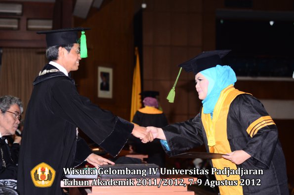 wisuda-unpad-gel-iv-2011_2012-fakultas-kedokteran-oleh-dekan-037