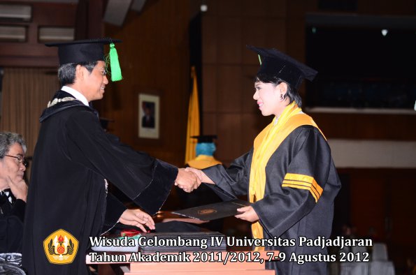 wisuda-unpad-gel-iv-2011_2012-fakultas-kedokteran-oleh-dekan-038