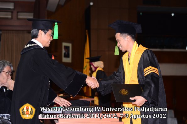 wisuda-unpad-gel-iv-2011_2012-fakultas-kedokteran-oleh-dekan-041