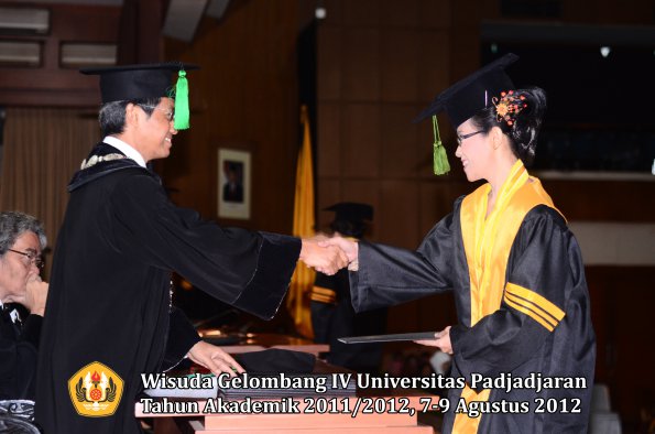 wisuda-unpad-gel-iv-2011_2012-fakultas-kedokteran-oleh-dekan-043